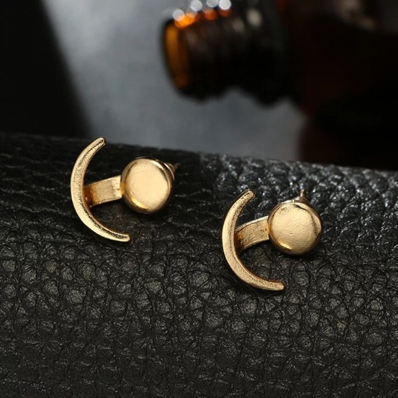 Boho Gold crescent moon earrings - Picture 2 of 7